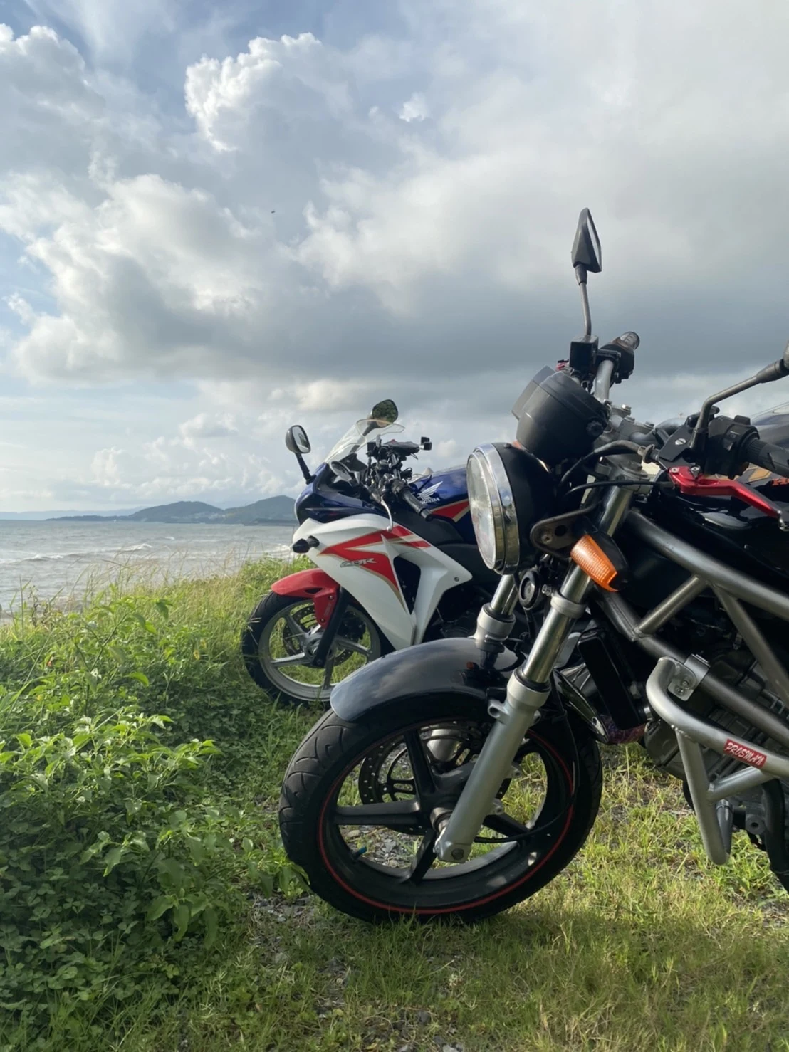 海辺に並べた2台のバイク。お気に入りの一枚