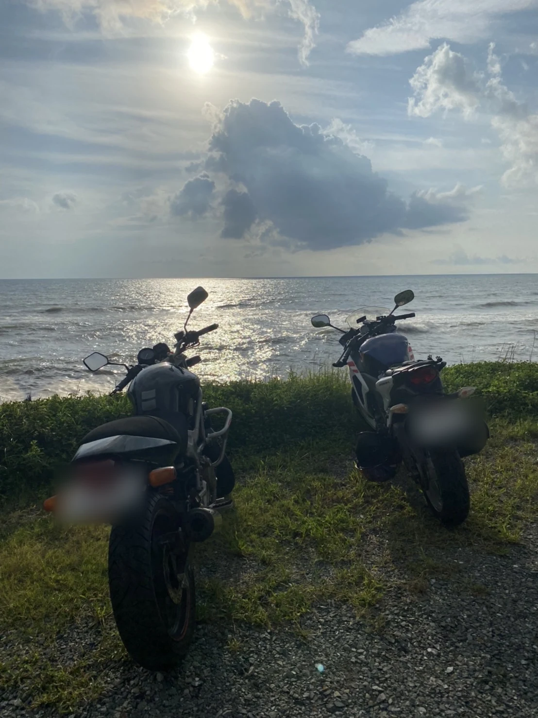 夕暮れの海を前に並んだ2台