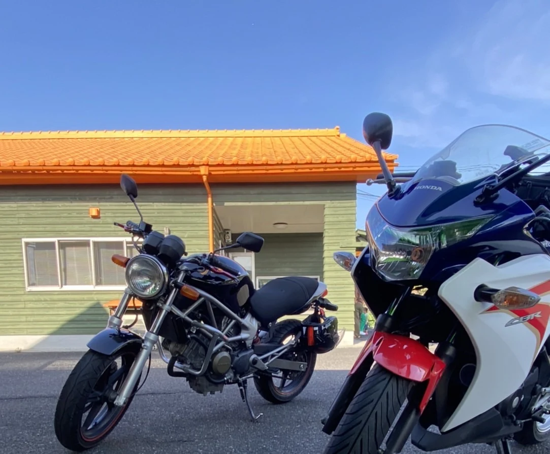 塩ソフトクリームのお店の前に並んだ2台