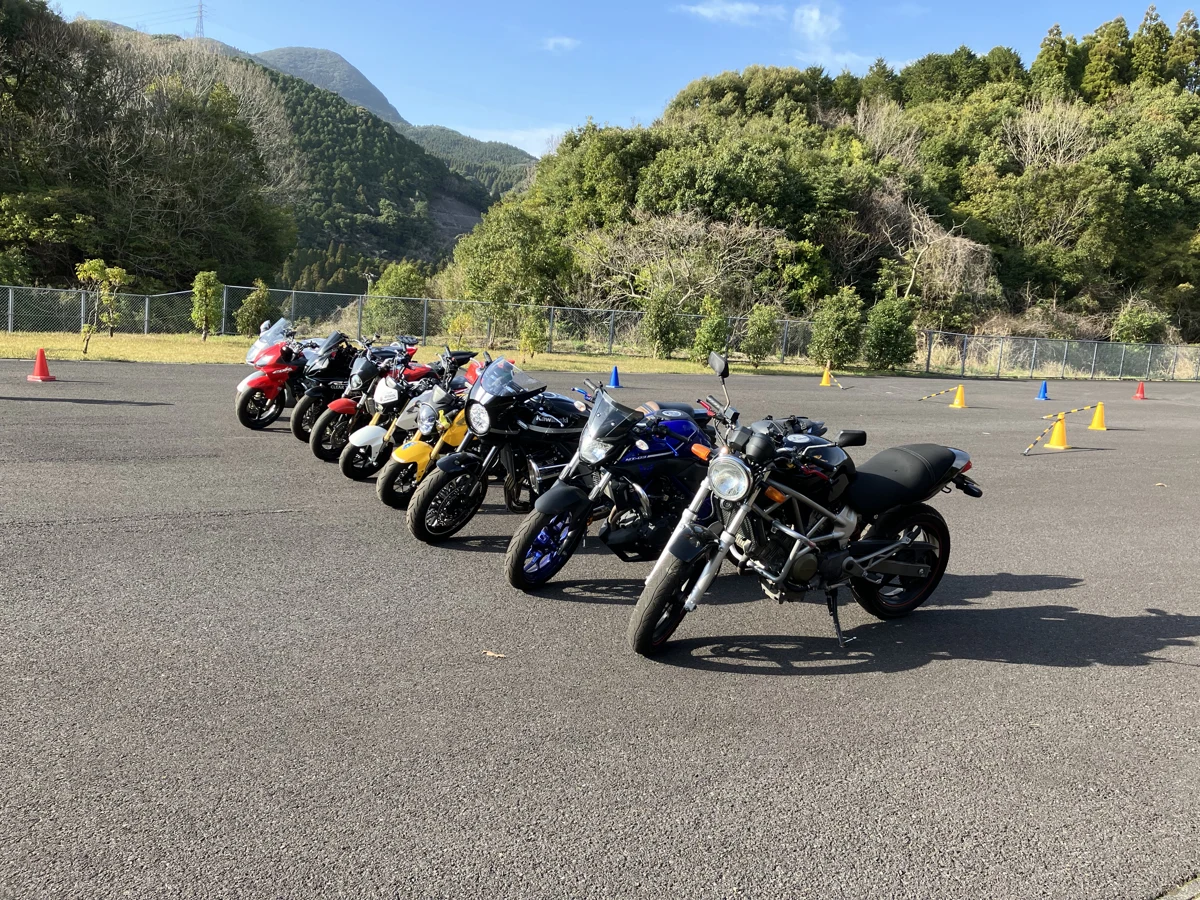 練習会の会場に並んだバイクたち。いちばん手前が私のVTR250